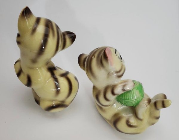Image 3 of Vintage Tabby Cats Salt and Pepper Shaker Set 1960s Yellow Brown Kittens Striped