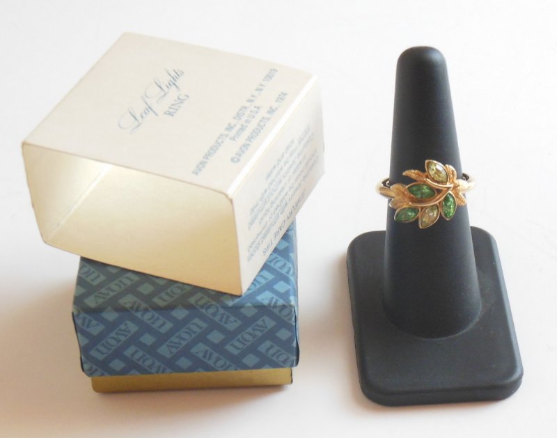 Image 1 of Avon Vintage Leaf Lights Cluster Ring Faux Peridot Jonquil 8.5 Large Gold Tone