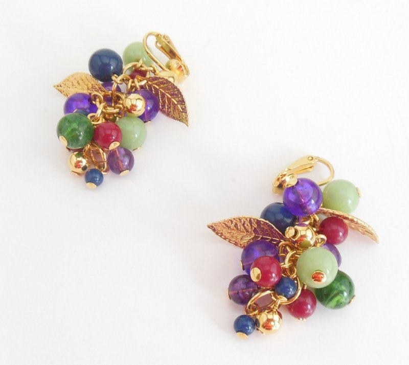 Vintage Avon Dangling Grape Cluster Clip On Earrings Purple Jade Fruit Jewelry