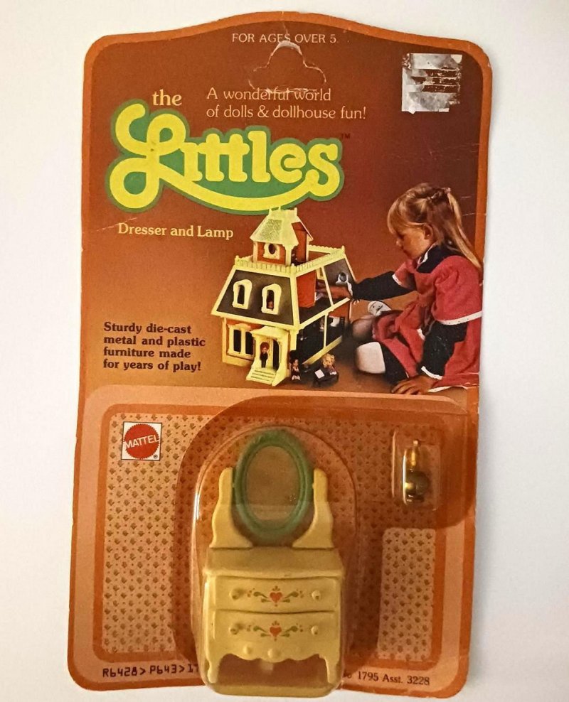Dollhouse Furniture Dresser w/ attached Mirror Lamp The Littles Doll Furniture