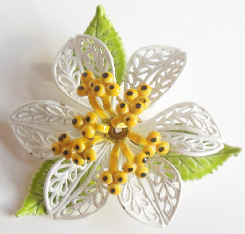 Vintage 1970s Daisy Pin Brooch Double Layer Leaves With Yellow Center