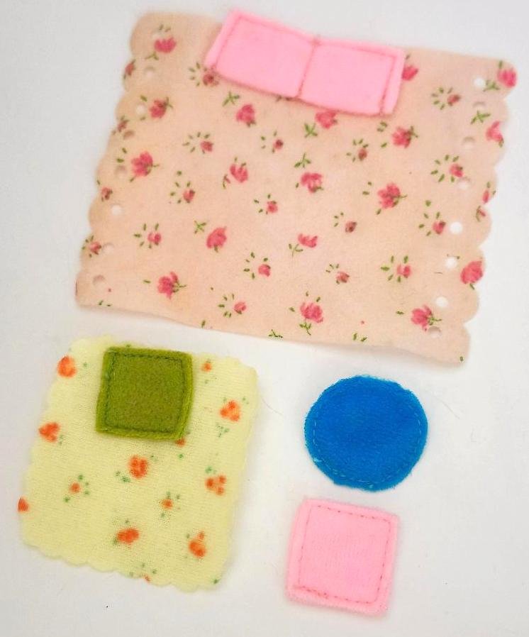Image 1 of The Littles Pretend Play Toy Bedding Accessories x2 Bed Spread Pillows Doll Lot