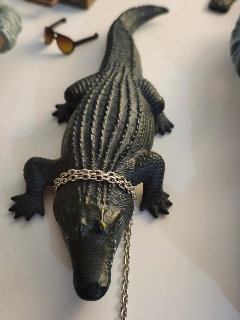 Image 4 of Miami Vice Action Figure Sonny Crockett Ricardo Rico Tubbs Mezco Blue Suit