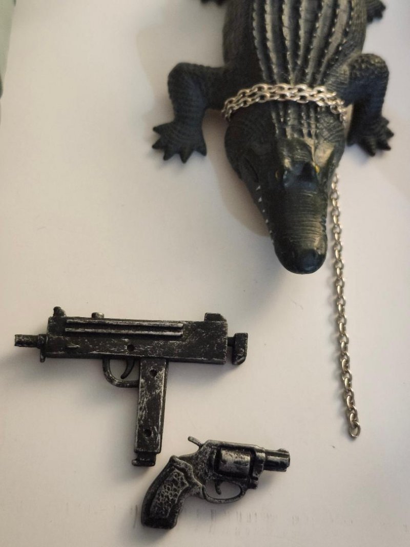 Image 6 of Miami Vice Action Figure Sonny Crockett Ricardo Rico Tubbs Mezco Blue Suit