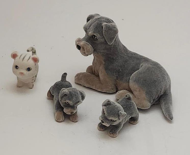 Puppy In My Pocket Momma and her Pups Plus One Kitten Pretend Play Toy Figures