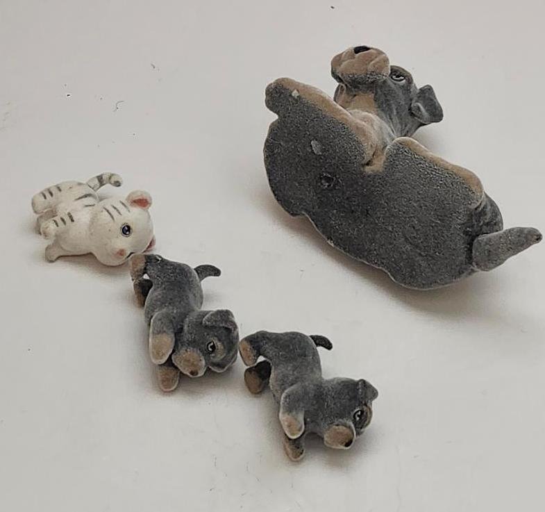 Image 1 of Puppy In My Pocket Momma and her Pups Plus One Kitten Pretend Play Toy Figures