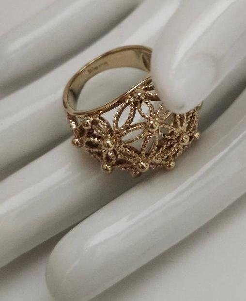 Vintage Avon Dome Ring Gold Tone Ornate Flower Design Sz 5 Open Work Pinky Ring
