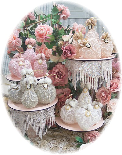 Image 1 of Romantic Victorian Signature Ornaments Set of 4pcs