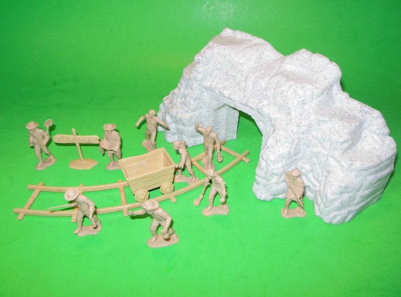 Cave Front, Figures, Accessories