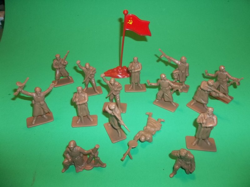 Teutonic and russian knights Vinyl Plastic set 16 figures Toy Soldiers 