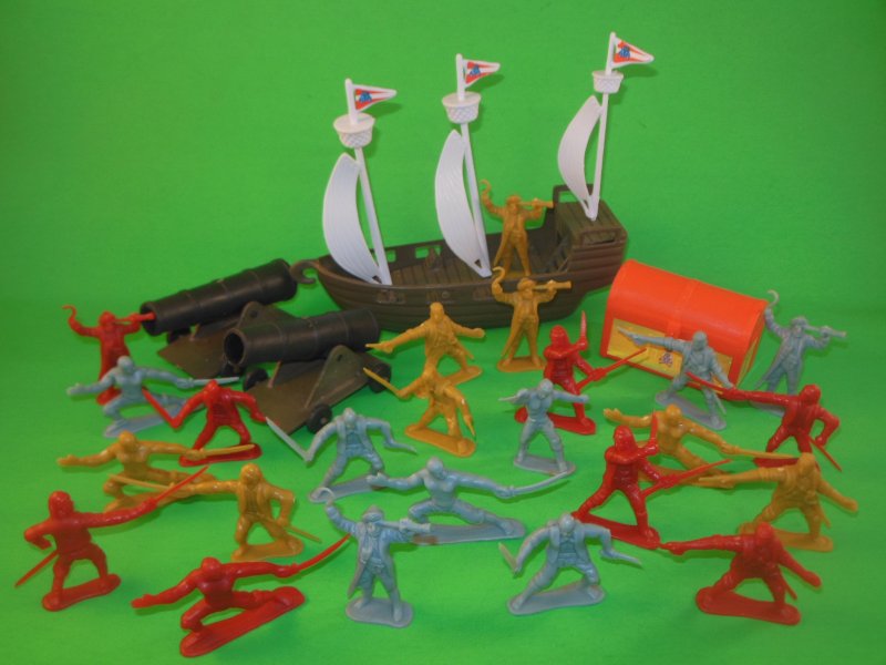 Image 1 of Hing Fat Deluxe Pirates And Accessories Plastic Figures Set