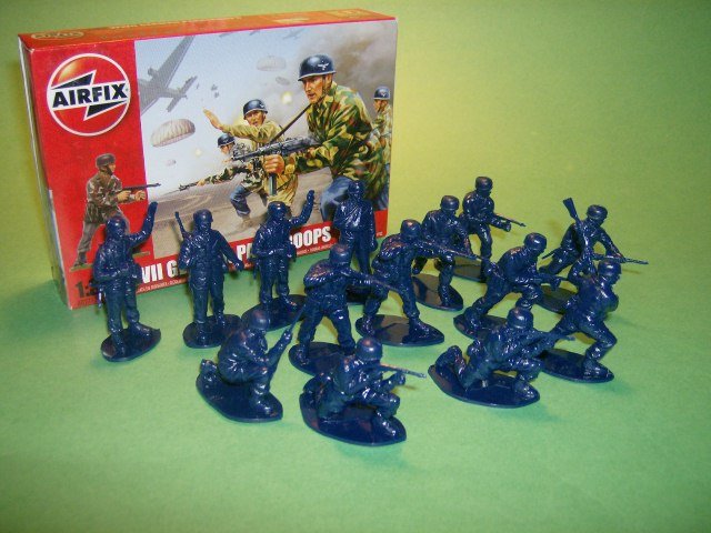 Image 0 of  1/32nd Scale Airfix World War II German Paratroopers Plastic Soldiers Set