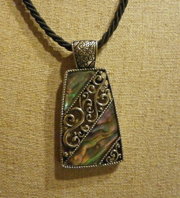 SWEPT AWAY Retired lia sophia necklace