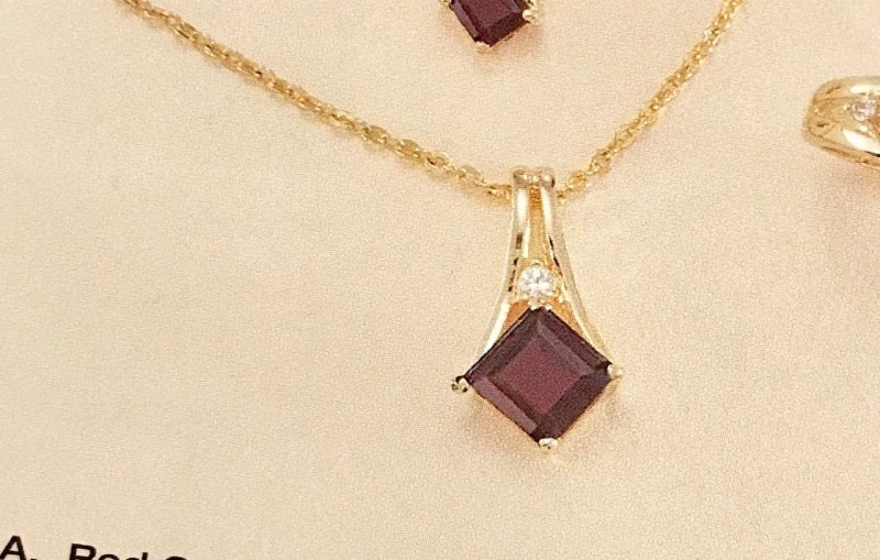 Red Carpet Retired lia sophia necklace