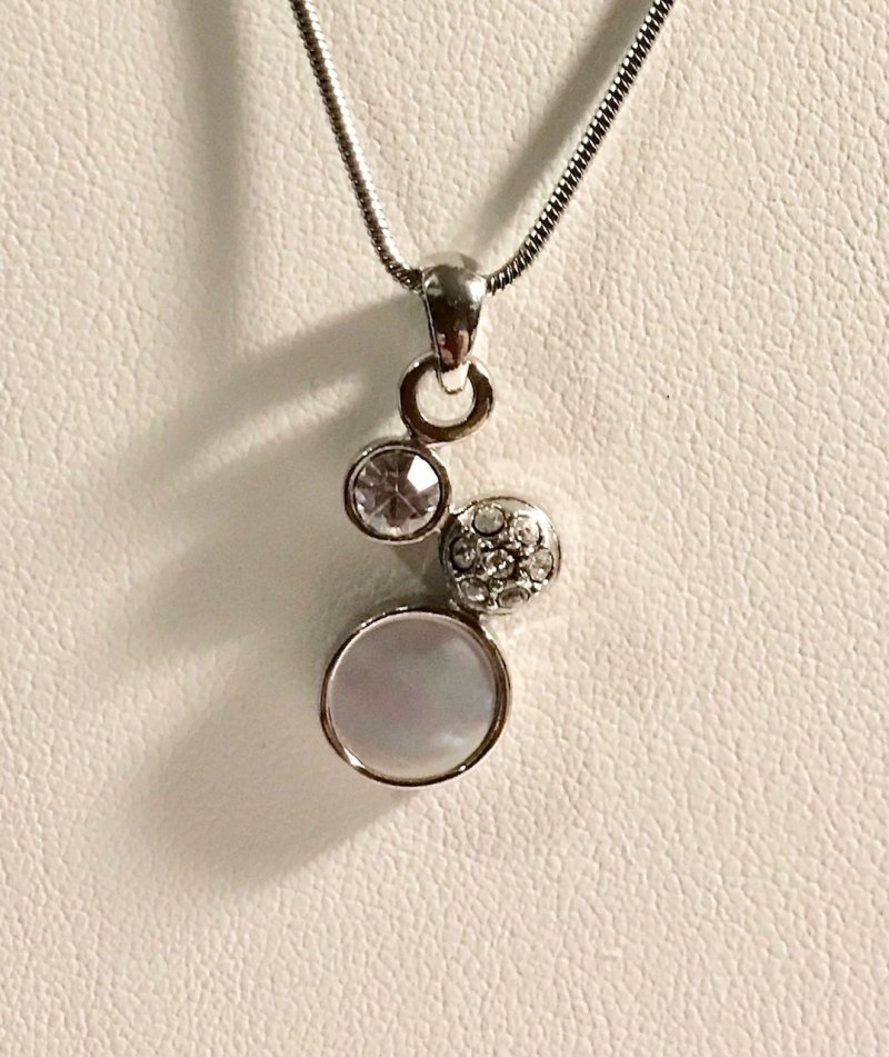 SIZZLE Retired lia sophia necklace - MOP