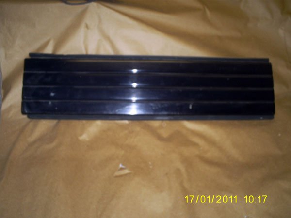 Center plate between tailights  000111