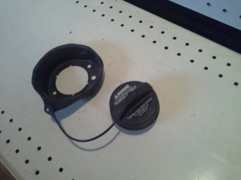 gas cap and filler neck mount 001039
